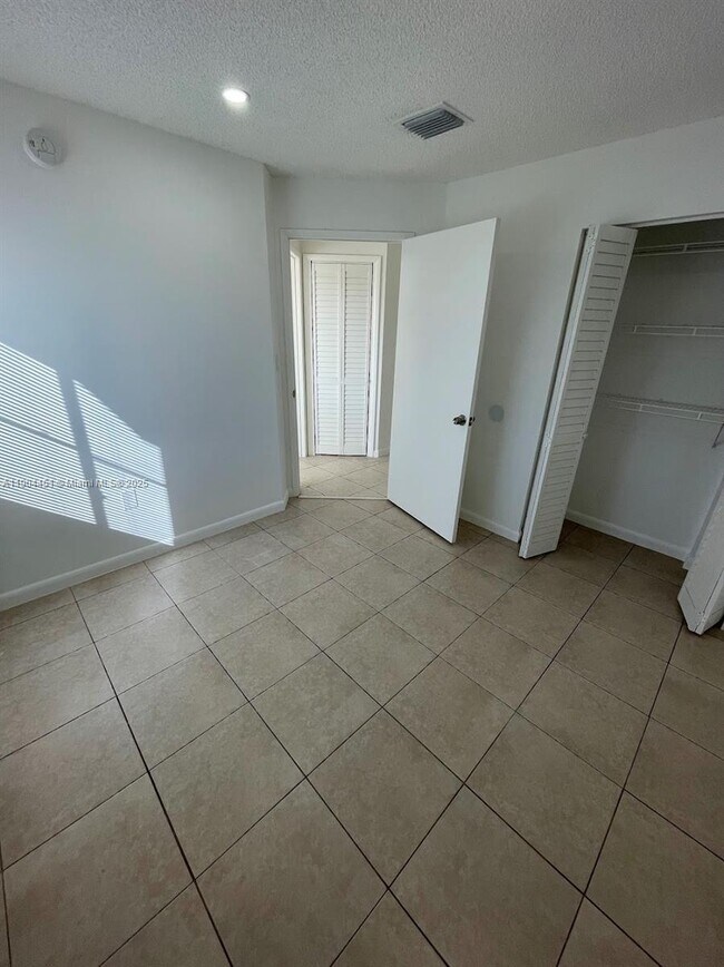 Building Photo - 1165 NW 125th Pl