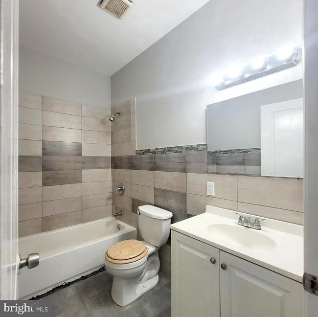 Building Photo - 1622 Blavis St