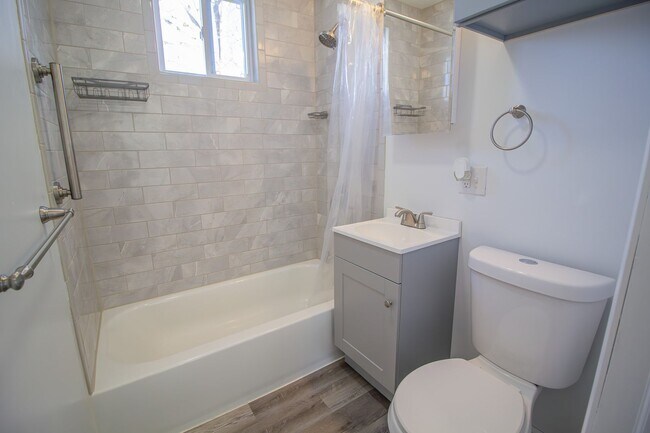 Building Photo - 2 BD 1 BA North Colonie Schools