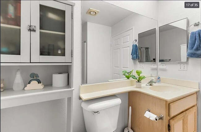 Building Photo - 2 Bedroom 2 Bath Condo in Gated Community ...