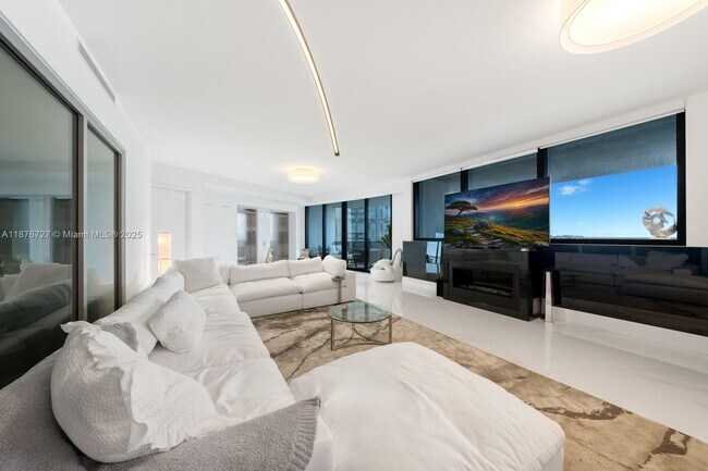 Building Photo - 18555 Collins Ave