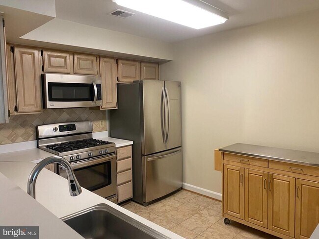 Building Photo - 12233 Fairfield House Dr