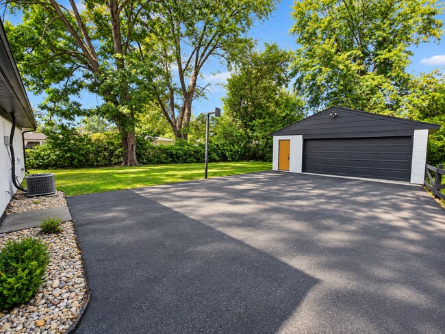 Building Photo - 5102 Invicta Dr