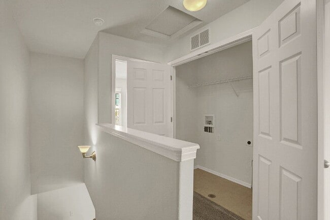 Building Photo - Updated 2-Bed Townhome Just Minutes from F...