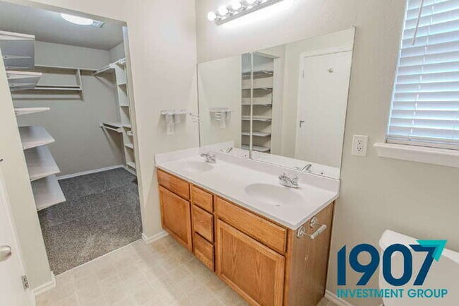 Building Photo - Beautiful 3-Bedroom Home in OKC - Availabl...