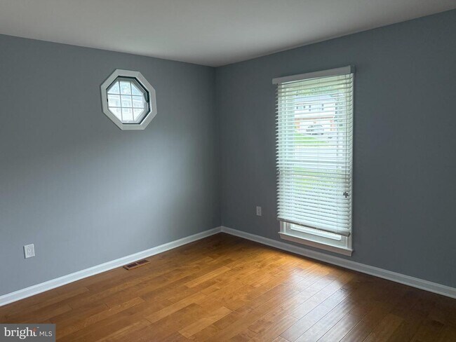 Building Photo - 10909 Clara Barton Ct