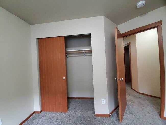 Building Photo - Pre-leasing NOW! 6 Bedroom, 3 Bath Home!