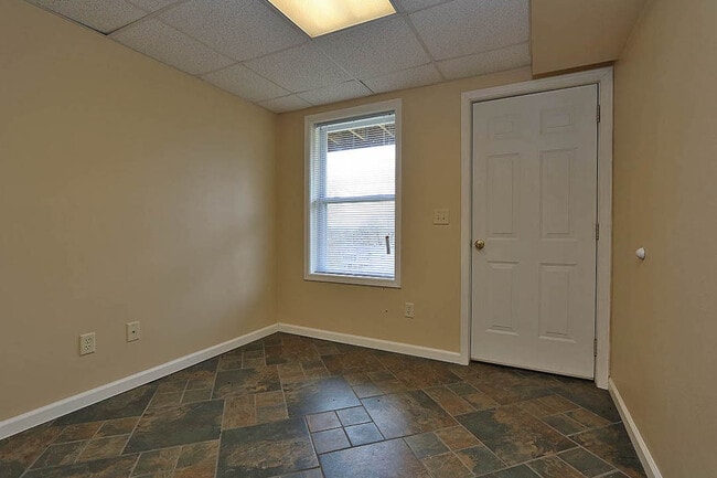 Building Photo - 4 Bedroom House Close to Campus