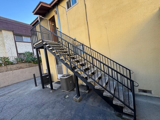 Building Photo - 457 Oak St