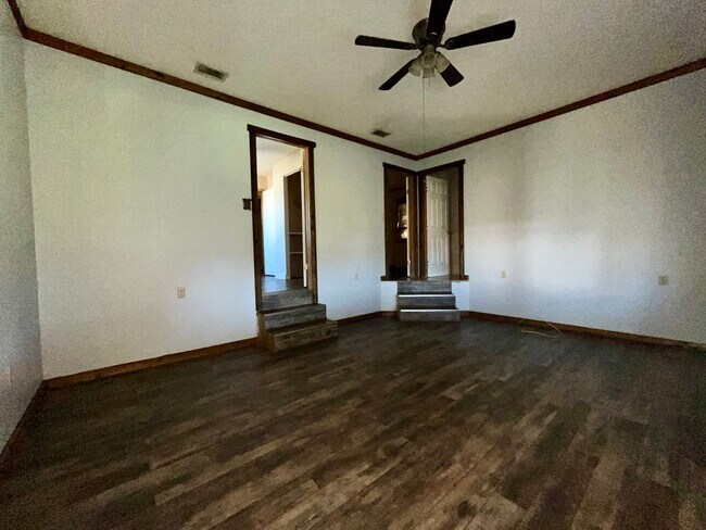 Building Photo - Beautiful Country Home!!