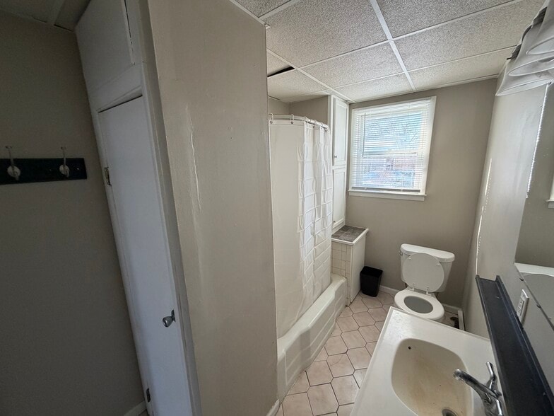 Building Photo - 220 E Racine St