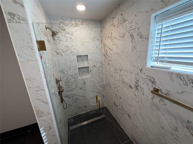 Building Photo - 2218 Round Lake Dr