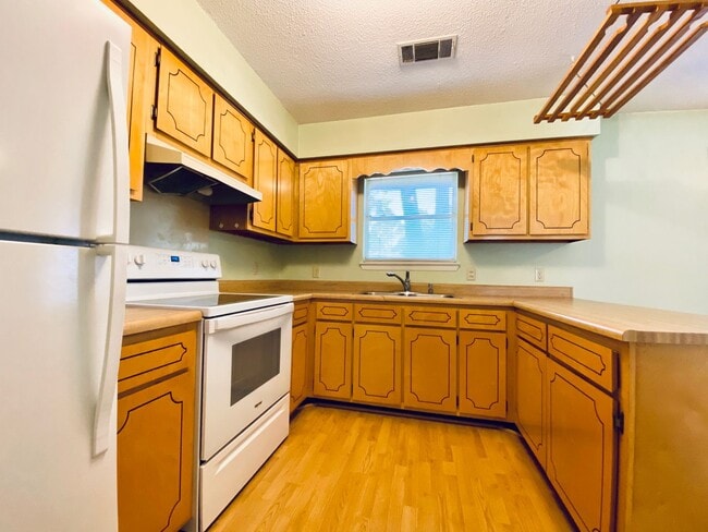 Building Photo - AVAILABLE NOW  [PET FRIENDLY]