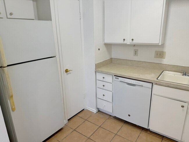 Building Photo - 5321 Pinewilde Dr