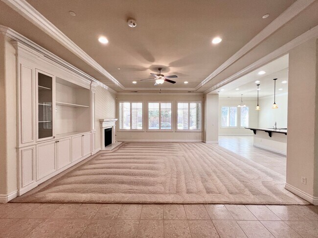 Building Photo - $2,695 Bullard & Hwy 99, 4 Bedroom With So...