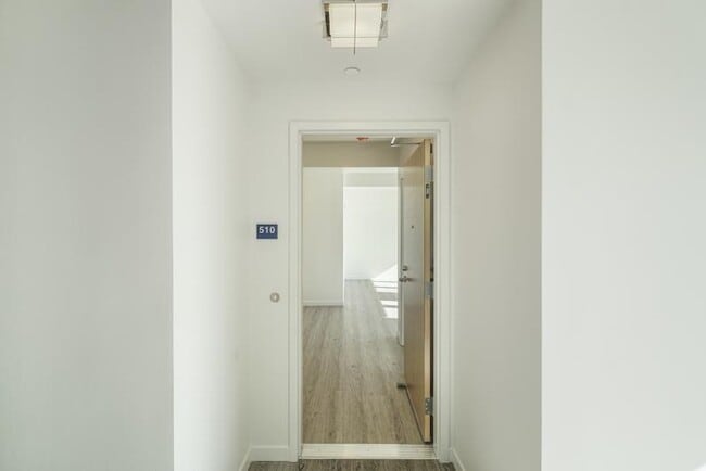 Building Photo - New Contemporary Sunny Apartment With Views