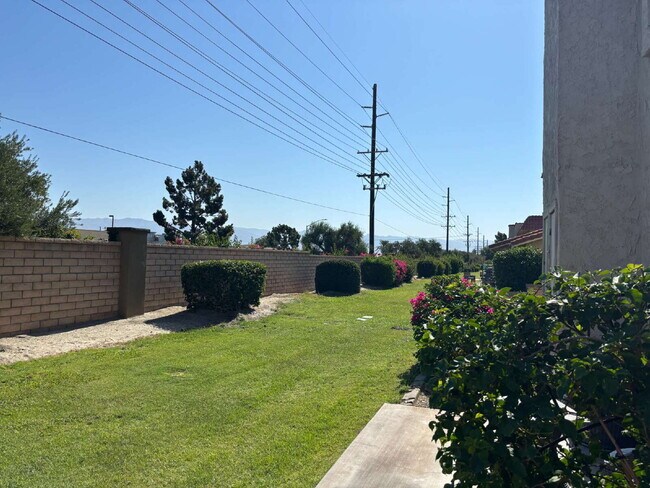 Building Photo - 2-story, 2-Bedroom Condo for Rent in Indio...