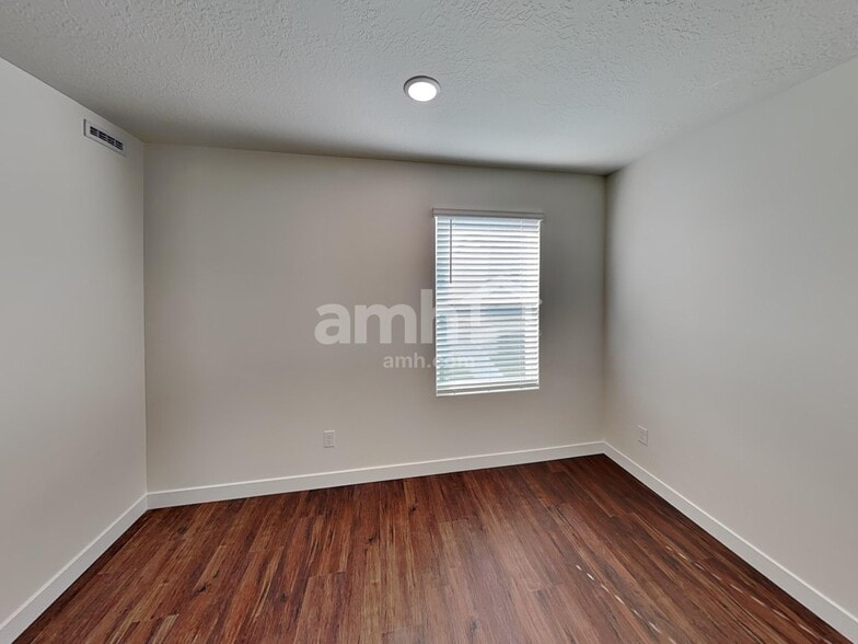 Building Photo - 8972 Royal Ln