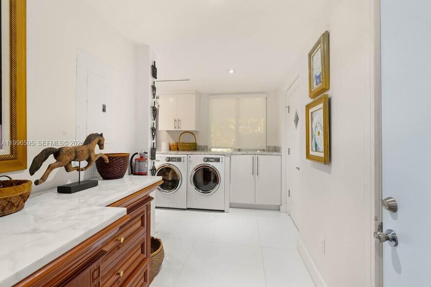 Building Photo - 1000 Venetian Way