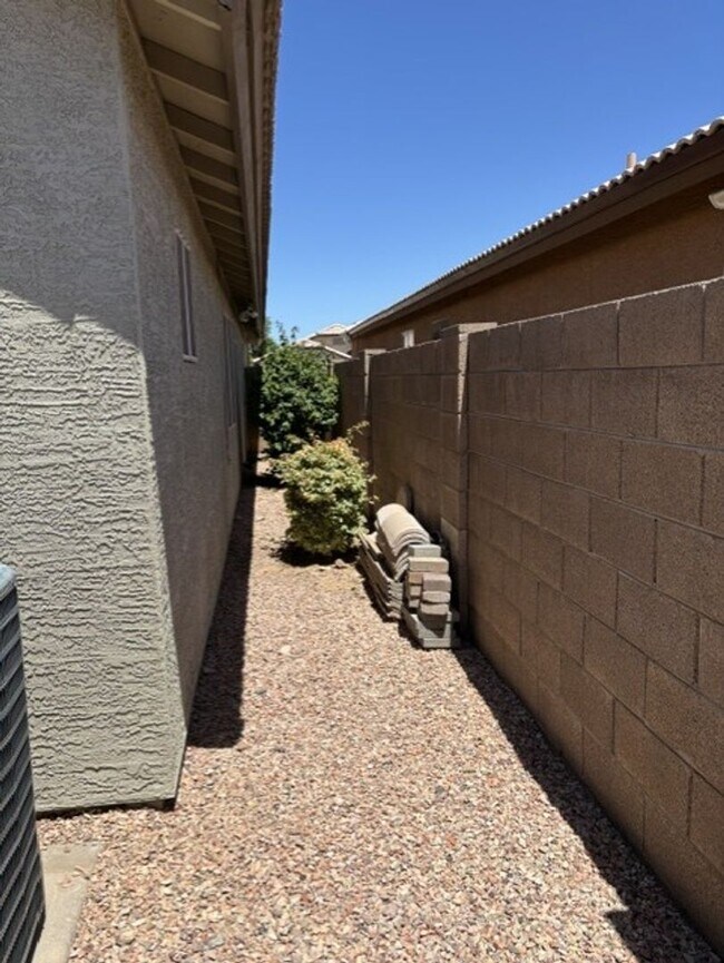 Building Photo - LOVELY SINGLE LEVEL 3 BEDROOM W/DEN 2 BATH PEORIA HOME VERY CLEAN!
