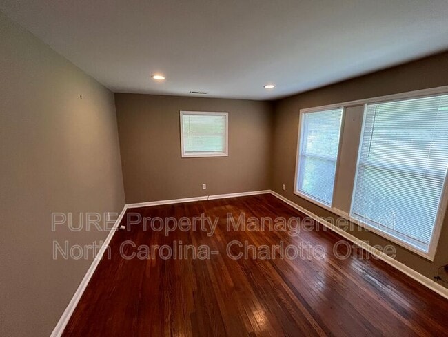 Building Photo - 4304 Wedgewood Dr