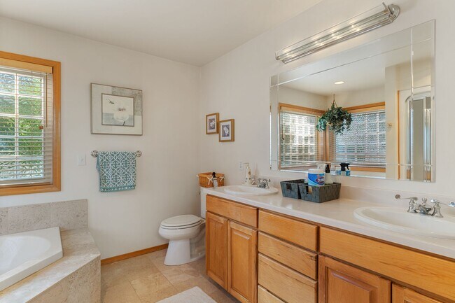 Building Photo - Luxurious Fully Furnished 3-Bedroom, 4-Bat...