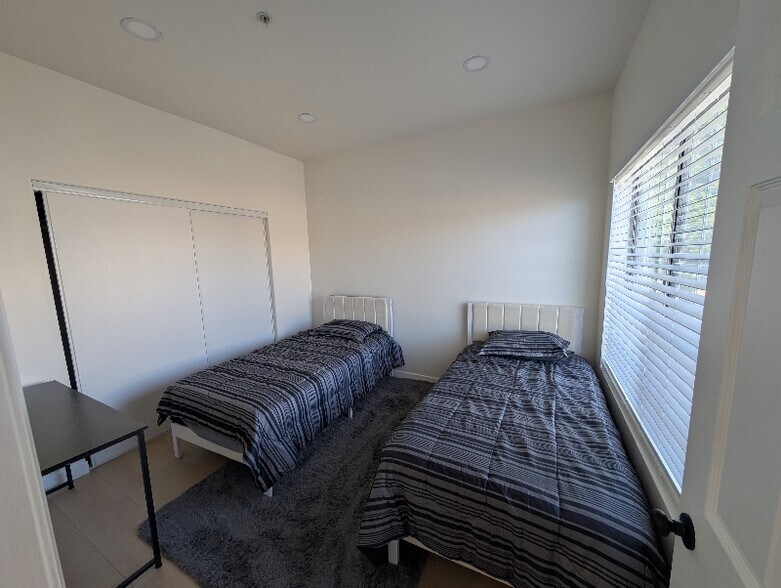 Building Photo - 11035 Moorpark St