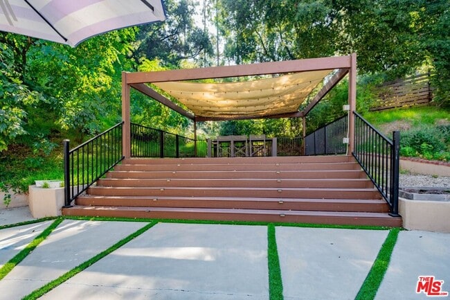 Building Photo - 2760 E Glenoaks Blvd