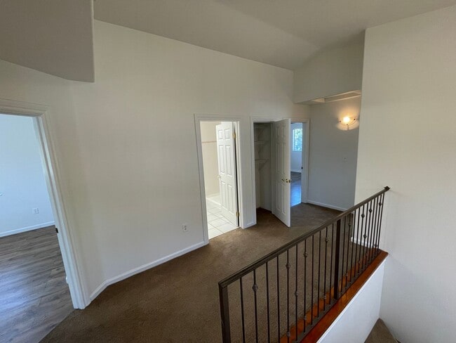 Building Photo - 4527 Hollister Ave