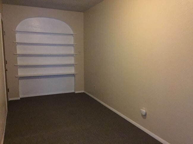 Building Photo - 2 br, 1 bath House - 433 W Second St #1 (884)