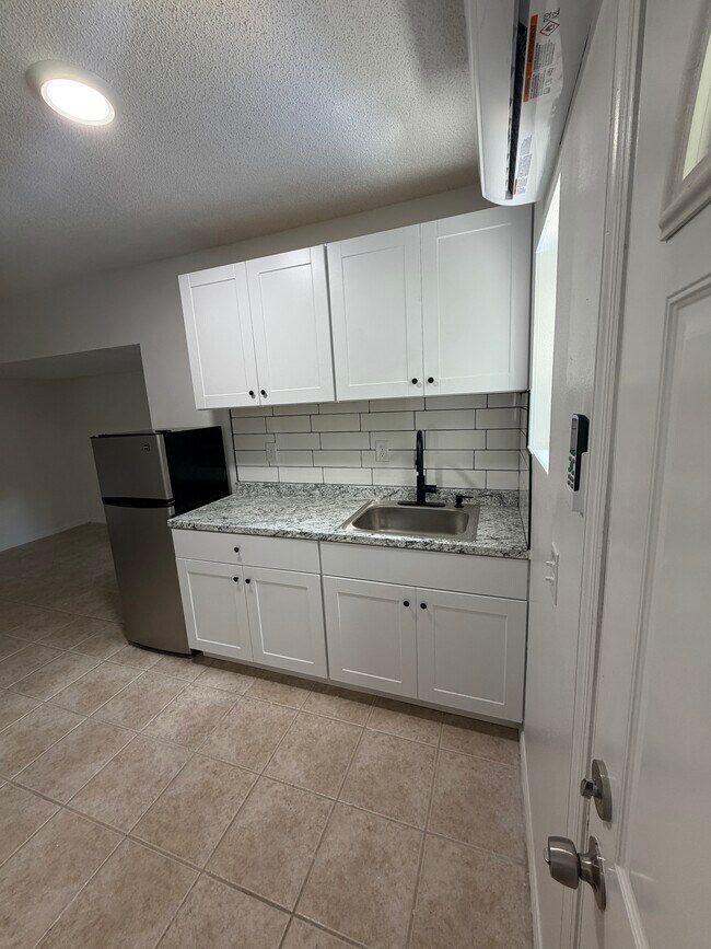 Building Photo - 2733 Glenview Dr