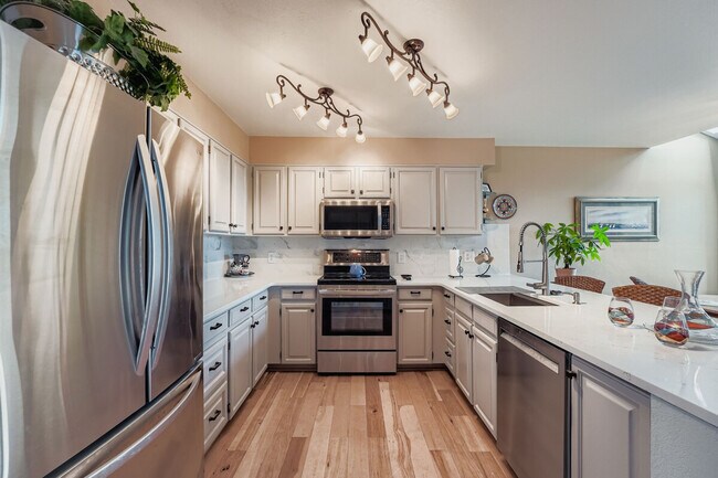 Building Photo - 776 Chimney Creek Dr