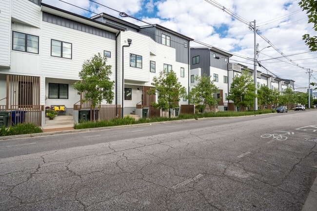 Building Photo - Location, Location , Location with this Beautiful Townhome