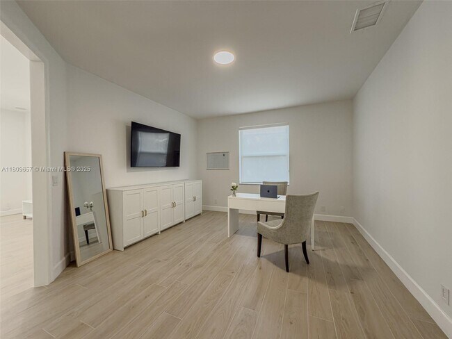 Building Photo - 2556 Jardin Manor