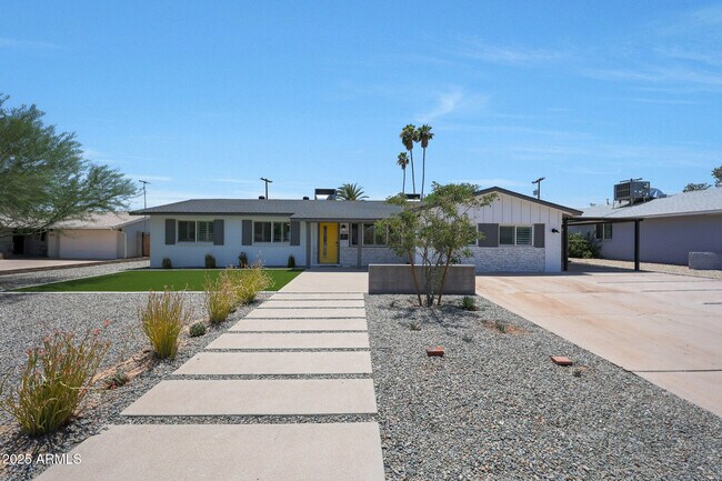 Primary Photo - 2809 E Shangri La Rd