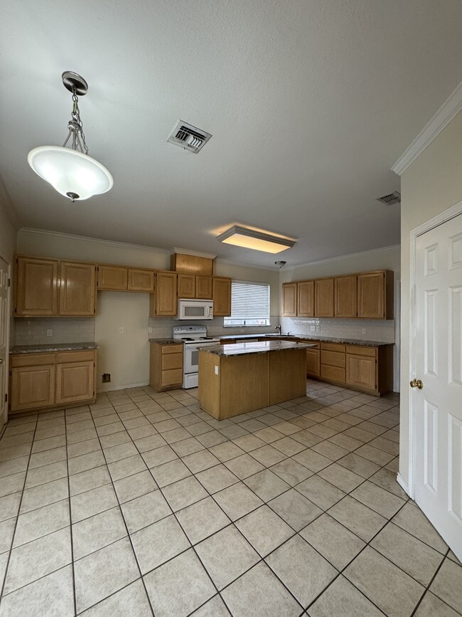 Building Photo - 7033 Bevington Dr