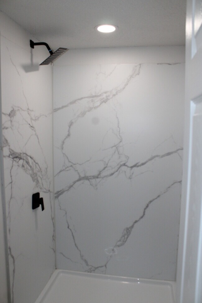 Building Photo - Beautiful 4-bedroom, 3 full baths home located in Independence, MO