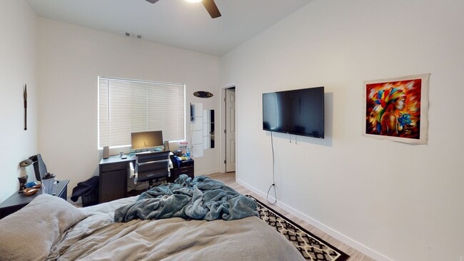 Building Photo - Private turfed yard!