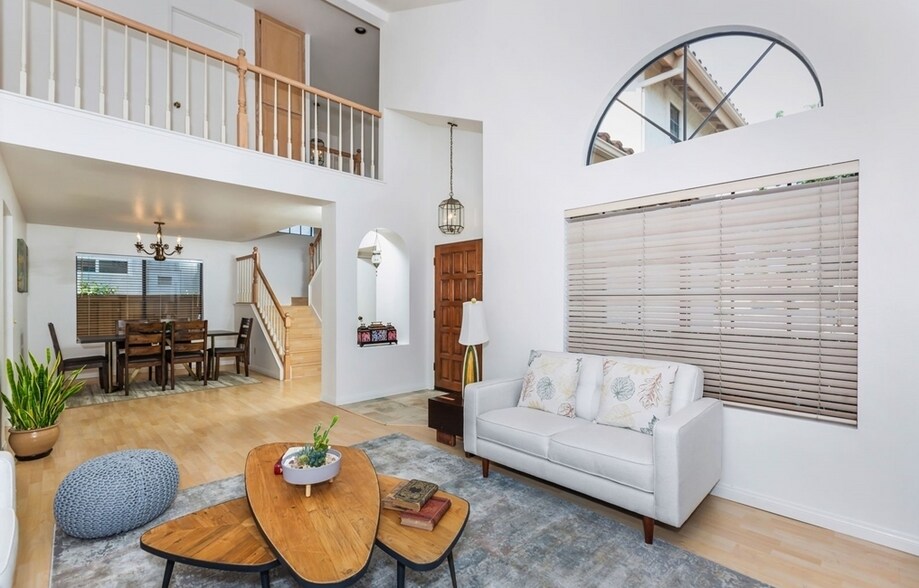 living room. furniture not included. picture taken before internal remodel. - 10734 Chinon Cir