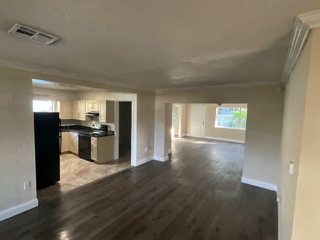 Building Photo - 10924 124th Ave N