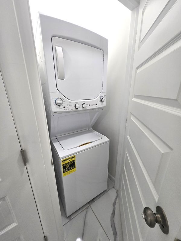 Building Photo - 3201 Magdalena St