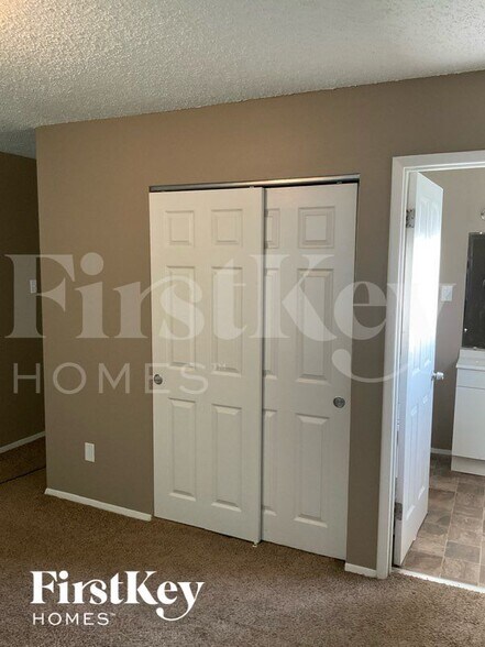 Building Photo - 6219 Silver Fox Dr
