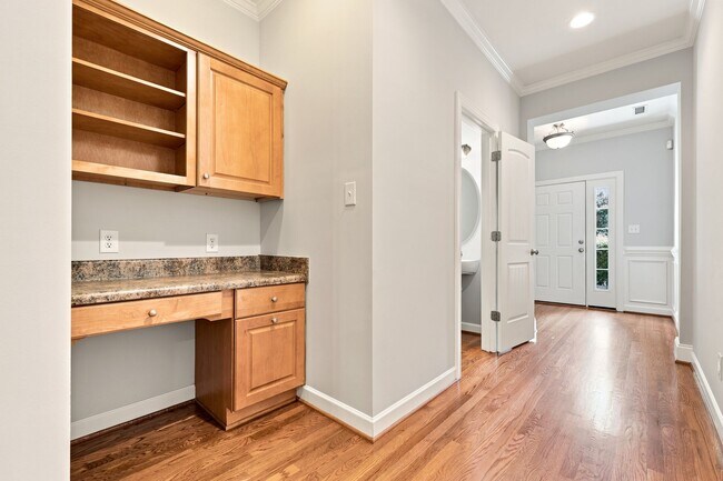 Building Photo - Beautiful 3 Bedroom / 2.5 Bathroom Townhome - Available NOW!