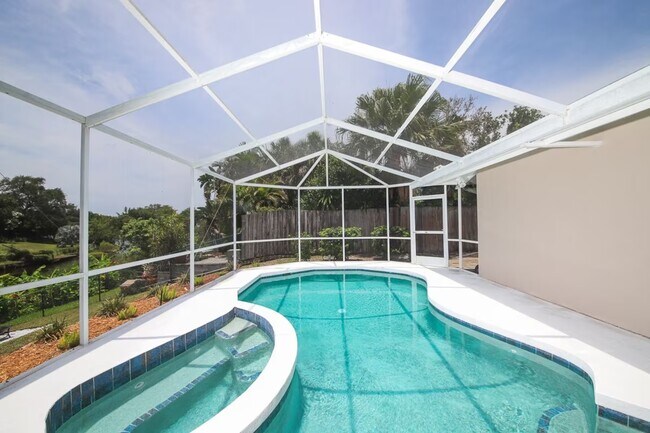 Building Photo - 2732 Valencia Dr