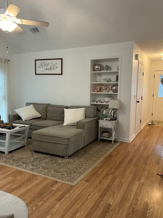 Building Photo - 2/2