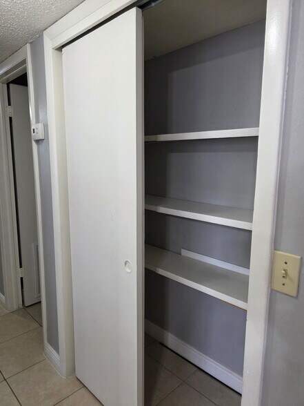 Building Photo - 9004 Tudor Dr