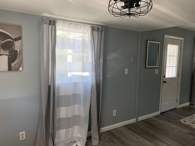 Building Photo - 205 Owen St