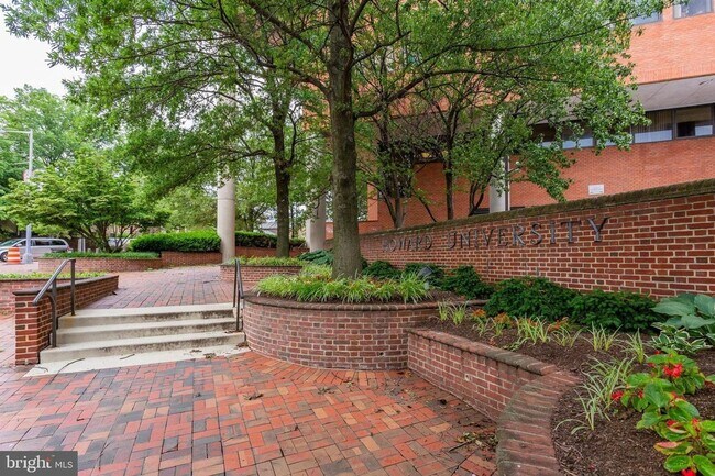 Building Photo - Gorgeous Rowhome Walking Distance to Colum...
