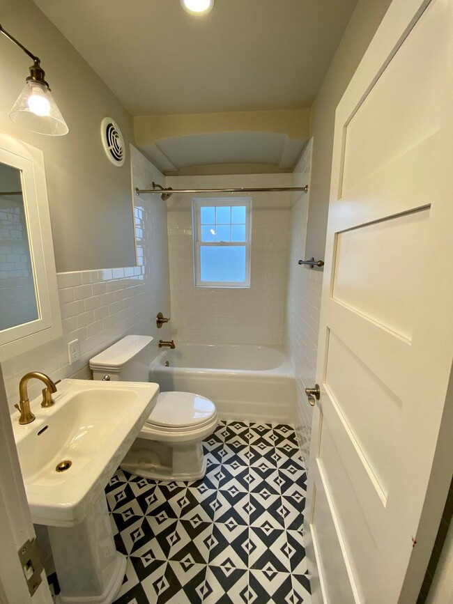 Building Photo - Charming 3 bed 1 bath House with Tons of Updates and Private Backyard!