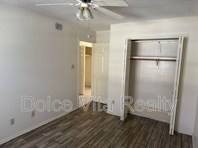 Building Photo - 4105 N 24th Ln